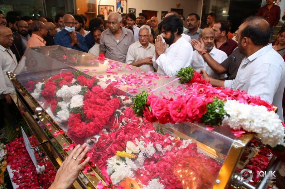 Celebrities-pay-homage-to-superstar-Krishna